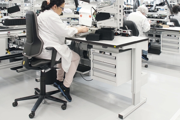 DER UNTERBAU FÜR JEDEN BEDARF Vielseitig und flexibel: Mit den Arbeitspl&auml;tzen von THUR METALL haben Sie die Wahl zwischen drei alternativen Unterbauten f&uuml;r Ihr THUR METALL Arbeitsplatzsystem.