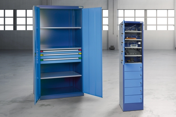 SICHERHEIT MIT LADEFUNKTION Elektroschr&auml;nke von THUR METALL eignen sich perfekt zur sicheren, personenbezogenen Aufbewahrung von akkubetriebenen Ger&auml;ten aller Art. Die robusten Allesk&ouml;nner sind ideal f&uuml;r B&uuml;ro und Verwaltung, Schulen, Universit&auml;ten und andere &ouml;ffentliche Geb&auml;ude.